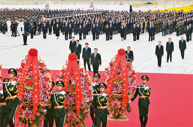 2021年9月30日上午，黨和國家領(lǐng)導(dǎo)人習(xí)近平、李克強(qiáng)、栗戰(zhàn)書、汪洋、王滬寧、趙樂際、韓正、王岐山等來到北京天安門廣場(chǎng)，出席烈士紀(jì)念日向人民英雄敬獻(xiàn)花籃儀式。 新華社記者 張領(lǐng)/攝