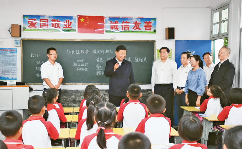 2020年9月16日至18日，中共中央總書記、國家主席、中央軍委主席習(xí)近平在湖南考察。這是16日下午，習(xí)近平在郴州市汝城縣文明瑤族鄉(xiāng)第一片小學(xué)，同正在上思政課的同學(xué)們親切交流。 新華社記者 謝環(huán)馳/攝