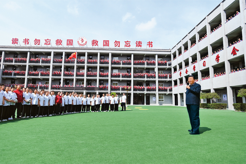 2021年9月13日至14日，中共中央總書記、國家主席、中央軍委主席習(xí)近平在陜西省榆林市考察。這是14日上午，習(xí)近平在綏德實(shí)驗(yàn)中學(xué)考察時(shí)，同師生親切交流。 新華社記者 謝環(huán)馳/攝